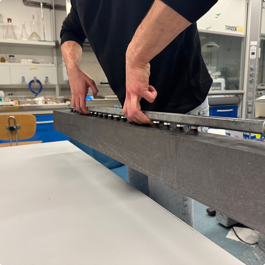 E-GRS external vacuum gripper handling a graphite block